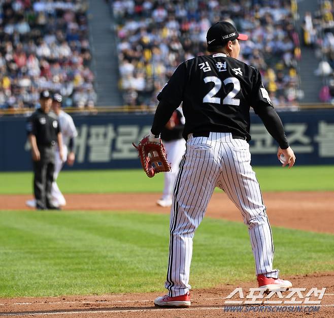하지만 베테랑 김현수는 침착하게 파울 라인 밖에서 타구를 잡아내며 위기를 넘겼다.