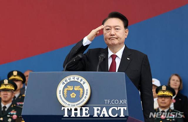 국군의 날 기념식에 참석한 윤석열 대통령이 기념사를 하기 전 경례를 하고 있다. 경례를 마친 뒤 윤 대통령은 '부대 열중쉬어' 구령을 하는 것이 일반적인 절차이지만 이날은 사회자가 대신 구령을 했다. / 뉴시스