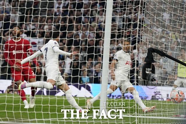 토트넘의 'NEW 캡틴' 손흥민(왼쪽)이 1일 리버풀과 EPL 7라운드 홈경기에서 시즌 6호골로 유럽 무대 통산 200호골의 금자탑을 쌓았다. 전반 36분 선제골을 기록한 후 도움을 준 히샬리송을 향해 기뻐하는 손흥민./런던=AP.뉴시스