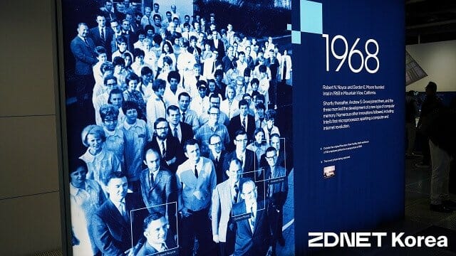 인텔 창립 1년 뒤인 1969년에 임직원 106명이 모여서 찍은 사진. 하단에 로버트 노이스, 고든 무어, 앤디 그로브가 보인다. (사진=지디넷코리아)