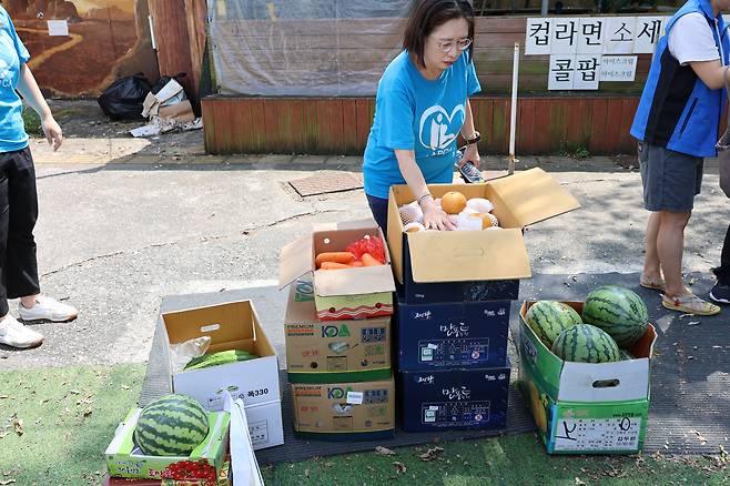 동물복지 논란으로 8월 12일부터 운영을 중단한 경남 김해시 부경동물원에서 부산동물학대방지연합 관계자들이 기부금을 통해 마련한 과일과 채소 먹이를 살펴보고 있다./연합뉴스