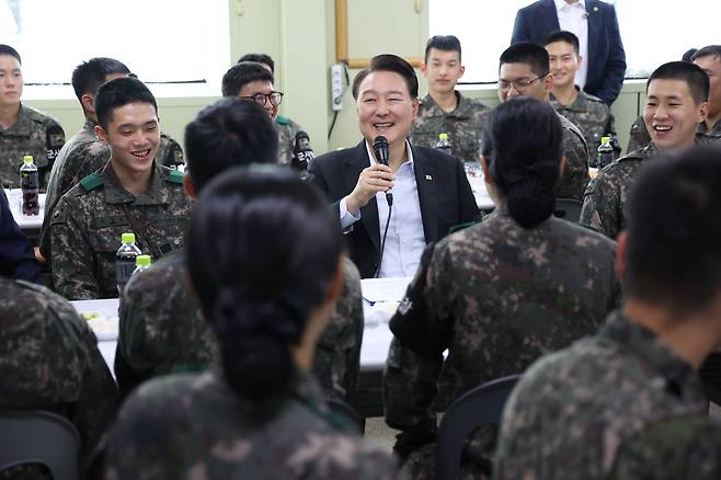 윤석열 대통령이 1일 경기도 연천군 육군 제25사단 한 소초를 찾아 장병들과 간담회를 하고 있다./뉴시스
