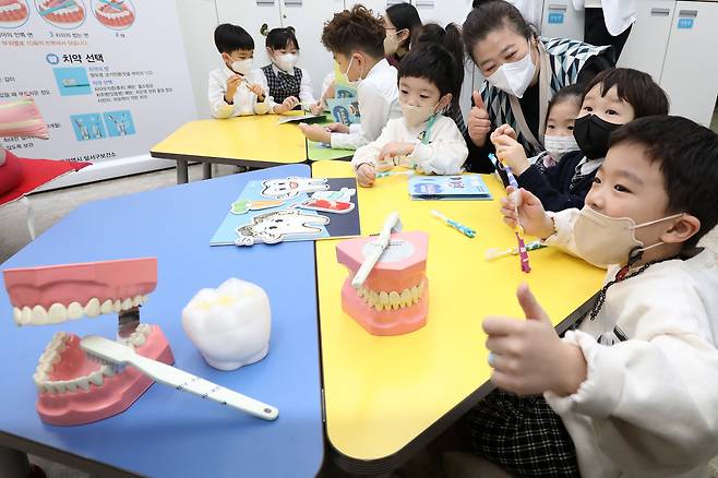 대구 달서구보건소 구강보건실습실에서 열린 구강건강교실에 참가한 어린이들이 충치 예방 및 치아 관리법 등을 배우고 있다. /뉴스1