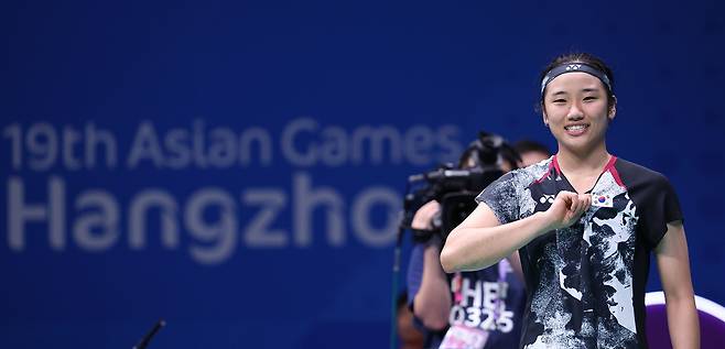 안세영이 1일 중국 항저우 빈장체육관에서 열린 항저우 아시안게임 배드민턴 여자 단체 결승 대한민국과 중국의 경기에서 천위페이를 상대로 승리한 뒤 환호하고 있다. /뉴스1