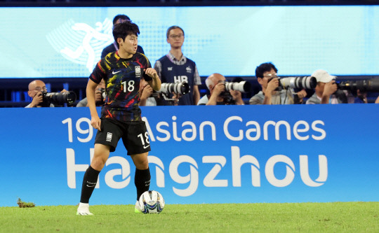 1일 중국 항저우 황룽 스포츠센터 스타디움에서 열린 2022 항저우 아시안게임 남자 축구 8강전 중국과의 경기. 이강인이 패스할 곳을 찾고 있다. 사진=연합뉴스