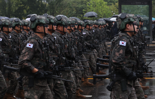 건군 75주년 국군의 날 기념행사가 열린 26일 서울 종로구 광화문광장에서 군 장병들이 시가 행진을 하고 있다. [연합뉴스]