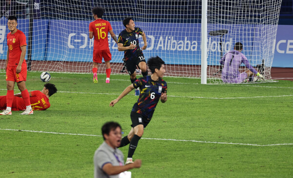 한국 24살 이하 축구대표팀의 홍현석(6번)이 1일 열린 2022 항저우아시안게임 축구 8강전 중국과의 경기에서 그림 같은 프리킥 선제골을 넣자 황선홍 감독도 주먹을 쥐고 환호하고 있다. 항저우/윤운식 선임기자 yws@hani.co.kr