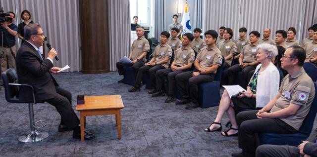 박진 외교부 장관이 지난달 12일 서울 종로구 외교부 서희홀에서 열린 캐나다 산불 진화 해외 긴급구호대 격려 간담회에 참석해 격려사를 하고 있다. 연합뉴스