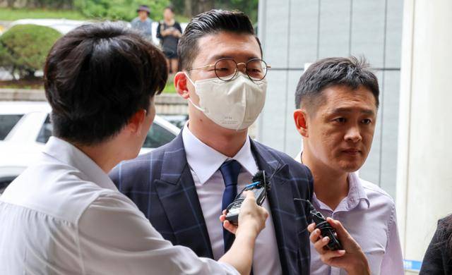 이상영(가운데) 대우산업개발 회장이 8월 29일 서울 서초구 서울중앙지법에서 열린 구속 전 피의자 심문에 출석하기 앞서 취재진의 질의를 받고 있다. 뉴스1