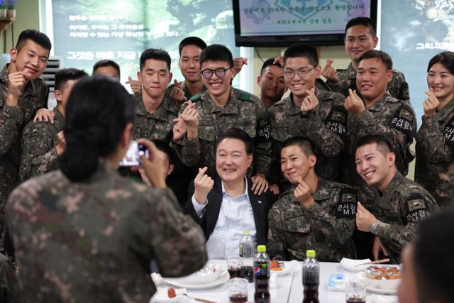 윤석열 대통령이 1일 경기도 연천군 육군 제25사단 한 소초에서 열린 간담회에서 장병들과 기념촬영하고 있다. 대통령실 제공