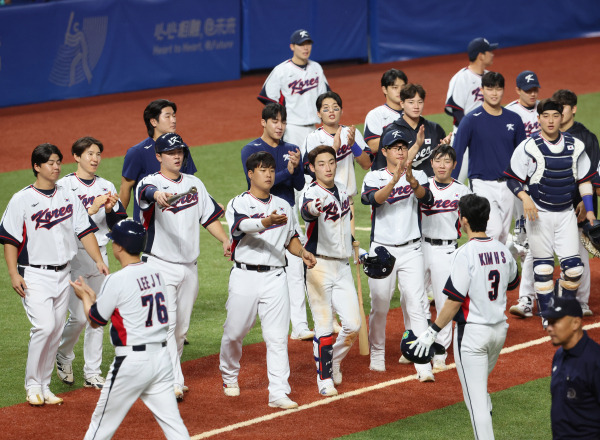 <yonhap photo-4382=""> 한국 야구, 출발이 좋다 (항저우=연합뉴스) 박동주 기자 = 1일 중국 저장성 항저우 인근 사오싱 야구·소프트볼 스포츠센터 제1구장에서 열린 항저우 아시안게임 야구 B조 조별리그 한국과 홍콩의 경기에서 승리한 한국 선수들이 기뻐하고 있다. 2023.10.1 pdj6635@yna.co.kr/2023-10-01 22:25:46/ <저작권자 ⓒ 1980-2023 ㈜연합뉴스. 무단 전재 재배포 금지.></yonhap>