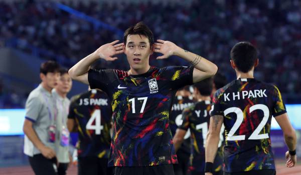 <yonhap photo-4202="">1일 중국 항저우 황룽 스포츠센터 스타디움에서 열린 2022 항저우 아시안게임 남자 축구 8강전 중국과의 경기. 팀 두번째 골을 넣은 송민규가 세리머니를 하고 있다. 사진=연합뉴스</yonhap>