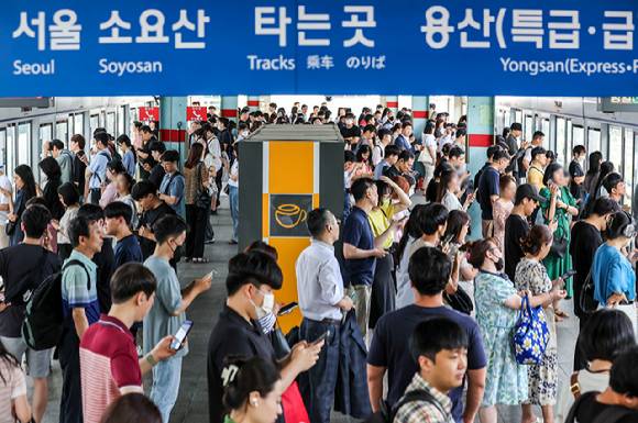 서울시가 오는 7일부터 지하철 하차 후 15분 내 재탑승 제도를 시행한다.  [사진=뉴시스]