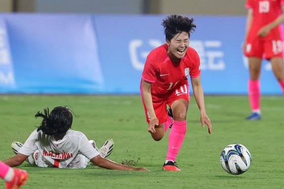북한 선수의 태클에 쓰러지는 지소연. 연합뉴스
