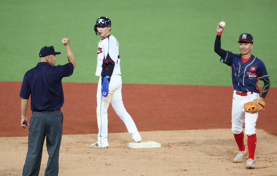 1일 항저우 아시안게임 야구 B조 조별리그 한국-홍콩전에서 심판진이 미숙한 판정으로 빈축을 샀다. 한국의 최지훈(가운데)이 심판의 아웃 판정에 당황하고 있다. 연합뉴스