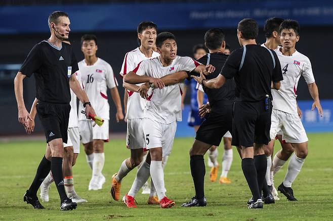 일본이 2-1로 앞선 상황에 심판의 경기 종료 휘슬이 울리자 북한 선수들이 심판에게 달려가 강하게 항의했다. AP=연합뉴스