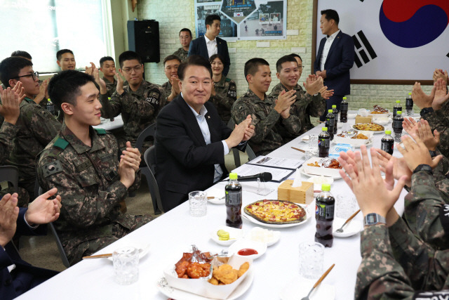 ▲ 윤석열 대통령이 추석 연휴 중인 1일 경기도 연천군 육군 제25사단의 한 소초에서 전방 부대 장병들을 만나고 있다. 연합뉴스