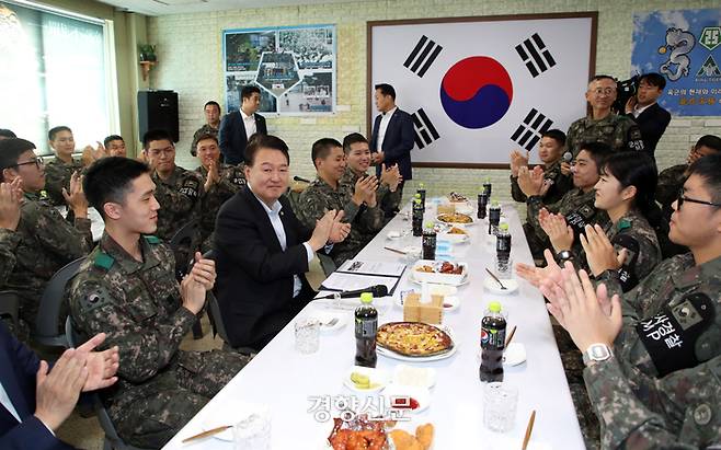 국군의 날인 1일 윤석열 대통령이 경기도 연천군 육군 제25사단 병영 식당에서 장병들과 간담회를 갖고 있다. 김창길기자