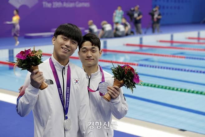 1일 중국 항저우 올림픽 스포츠센터 수상 스포츠 경기장에서 열린 남자 싱크로나이즈 10m 플랫폼 결승에서 은메달을 획득한 이재경(왼쪽)과 김영남이 메달을 들고 포즈를 취하고 있다. 항저우 l 문재원 기자