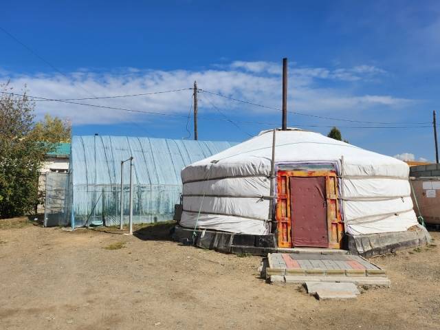 몽골 베텔센터 내 비닐하우스와 가족 숙소 중 하나인 게르. 인근 벽돌 건물엔 가족 숙소와 남녀 기숙사, 중고의류 판매점과 카페 등이 있다.