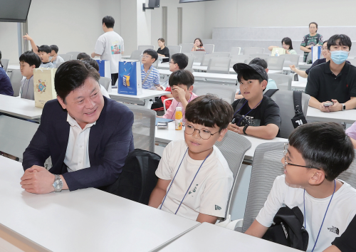 인천 미추홀구 도화동 인천대 무한상상연구소에서 열린 ‘미추홀구 외국어·과학캠프’에서 초등학교 4~5학년생과 이야기하고 있는 이 구청장. 미추홀구 제공