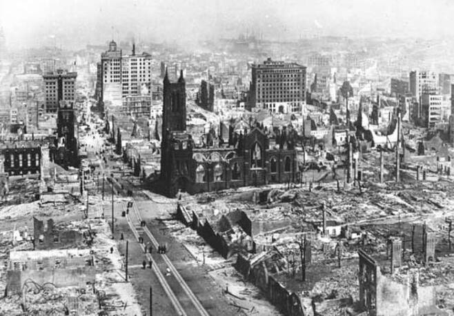 1906년 샌프란시스코 대지진으로 도시가 파괴된 모습.