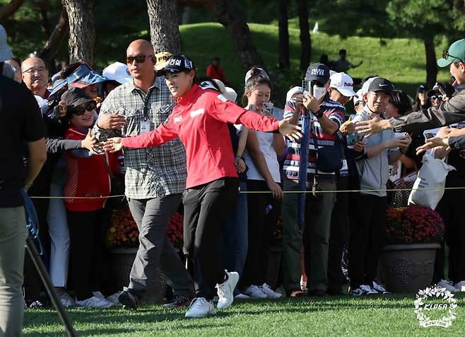 KLPGA 투어 대보 하우스디 오픈 정상에 오른 박주영이 18번홀 그린 주변에 모인 갤러리들과 하이파이브를 하고 있다. KLPGA