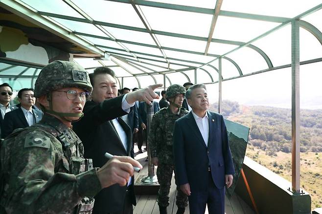 [연천=뉴시스] 윤석열 대통령이 1일 경기도 연천군 육군 제25사단 상승전망대를 찾아 북측을 바라보며 최성진 사단장으로부터 시설 등에 대한 설명을 듣고 있다. (사진=대통령실 제공) 2023.10.01. *재판매 및 DB 금지