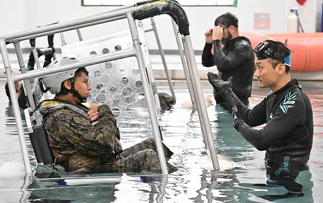 경기도 평택시 주한미군 캠프 험프리스 기지 내 밴달 훈련센터 수중생환훈련장에서 미군장병들이 비상탈출훈련을 실시하고 있다. [평택=임세준 기자]