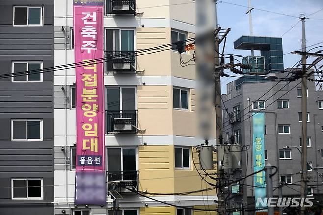 [서울=뉴시스] 김명년 기자 = 서울 강서구의 한 빌라에 분양·임대 현수막이 게시돼 있다. 2023.07.06 kmn@newsis.com