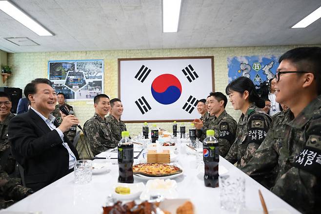 [연천=뉴시스] 윤석열 대통령이 1일 경기도 연천군 육군 제25사단 한 소초에서 장병들과 간담회를 하고 있다. (사진=대통령실 제공) 2023.10.01. photo@newsis.com *재판매 및 DB 금지