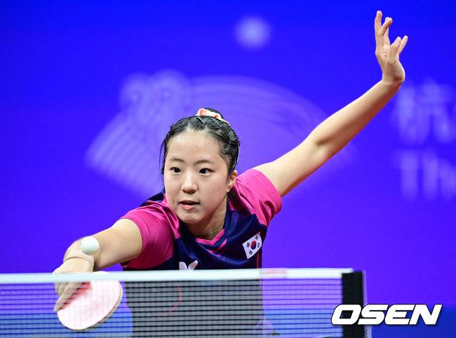 [OSEN=항저우(중국), 최규한 기자] 30일 오후 중국 항저우 궁수 캐널 스포츠파크 체육관에서 열린 ‘19회 항저우 아시안게임’ 여자 8강전 한국 신유빈과 대만 천쓰위의 경기, 신유빈이 4-1(6-11 11-9 11-7 11-7 11-3)로 승리하며 동메달을 확보했다.한국 신유빈이 경기를 펼치고 있다. 2022.09.30 / dreamer@osen.co.kr