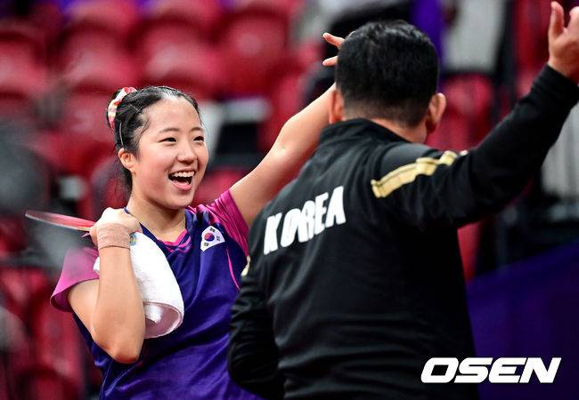 [OSEN=항저우(중국), 최규한 기자] 30일 오후 중국 항저우 궁수 캐널 스포츠파크 체육관에서 열린 ‘19회 항저우 아시안게임’ 여자 8강전 한국 신유빈과 대만 의 천쓰위의 경기, 신유빈이 4-1(6-11 11-9 11-7 11-7 11-3)로 승리하며 동메달을 확보했다.경기를 마치고 승리한 한국 신유빈이 관중석을 향해 인사 전하고 있다. 2022.09.30 / dreamer@osen.co.kr
