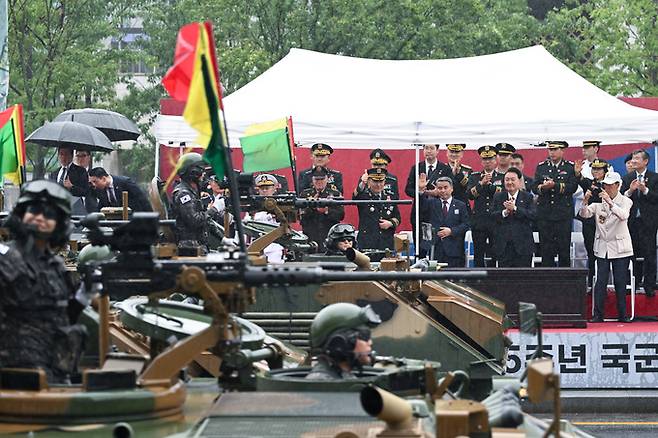 건군 75주년 국군의날 시가행진이 열린 지난달 26일 서울 광화문 광장 관람무대에서 윤석열 대통령이 장비 부대의 시가행진을 지켜보고 있다.   대통령실 제공.