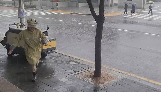 비 오는 날에도 배달 중인 프레시 매니저 권나연씨. 유튜브 ‘휴먼스토리’ 영상 갈무리