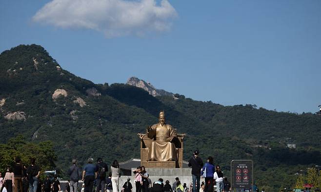 추석 연휴인 1일 오후 서울 세종대로 광화문광장을 찾은 시민들이 여유로운 시간을 보내고 있다. 뉴스1