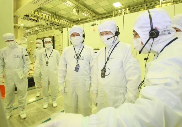 반도체 생산 현장 둘러보는 추경호 부총리 - 추경호 경제부총리 겸 기획재정부 장관이 27일 경기 이천시 SK하이닉스 이천사업장을 방문, 반도체 생산 현장을 둘러보며 관계자의 설명을 듣고 있다. 2023.9.27 기획재정부 제공