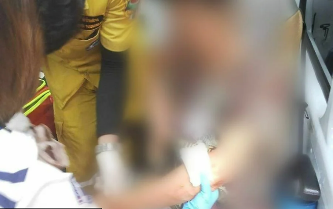 한 태국 남성이 아내에게 캐디를 정부 삼아도 되는지 물었다가 칼에 3차례 찔려 구급차에 실려갔다(사진-더타이거)