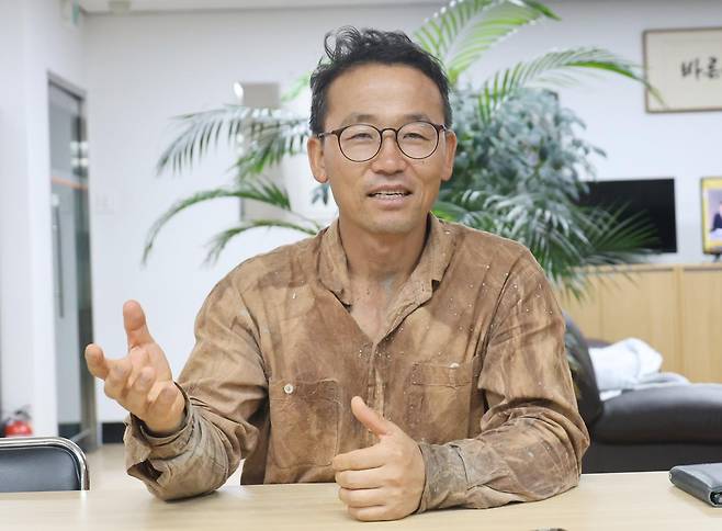 인터뷰하는 조환진씨 (제주=연합뉴스) 변지철 기자 = 지난 9월 21일 제주시 도남동에 있는 연합뉴스 제주취재본부 사무실에서 돌챙이 조환진씨가 인터뷰하고 있다. 2023.10.1