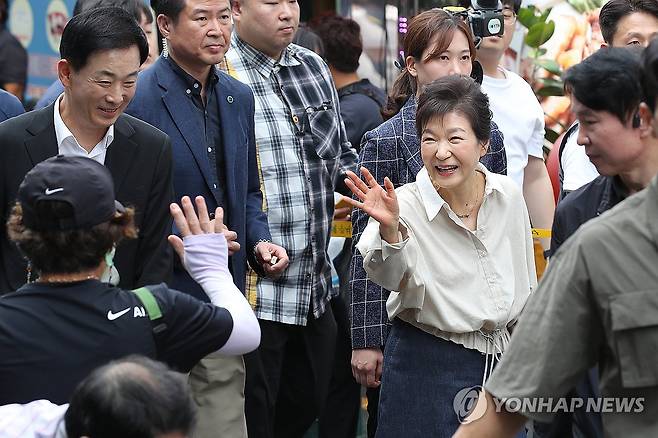 추석 앞두고 전통시장 찾은 박근혜 전 대통령 (대구=연합뉴스) 윤관식 기자 = 박근혜 전 대통령이 지난 25일 대구 달성군 현풍시장을 찾아 시민들과 인사하고 있다. 2023.9.25 psik@yna.co.kr