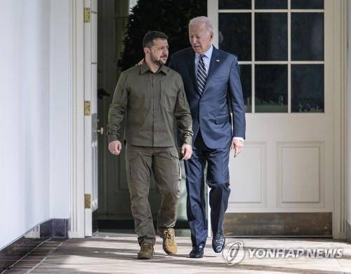 백악관서 나란히 걷는 바이든·젤렌스키 (워싱턴DC EPA·AFP=연합뉴스)