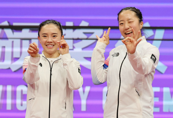 2일 중국 항저우 궁수 캐널 스포츠파크 체육관에서 열린 19회 항저우 아시안게임 탁구 여자 복식 결승전에서 북한 차수영-박수경을 이기고 금메달을 획득한 신유빈-전지희가 시상대에 올라 세리머니를 하고 있다. 〈사진=연합뉴스〉