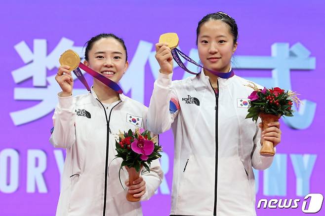 신유빈-전지희가 2일 중국 항저우 궁수 캐널 스포츠파크 체육관에서 열린 2022 항저우 아시안게임 탁구 여자 복식 결승전 시상식에서 금메달을 들어보이고 있다. 2023.10.2/뉴스1 ⓒ News1 유승관 기자