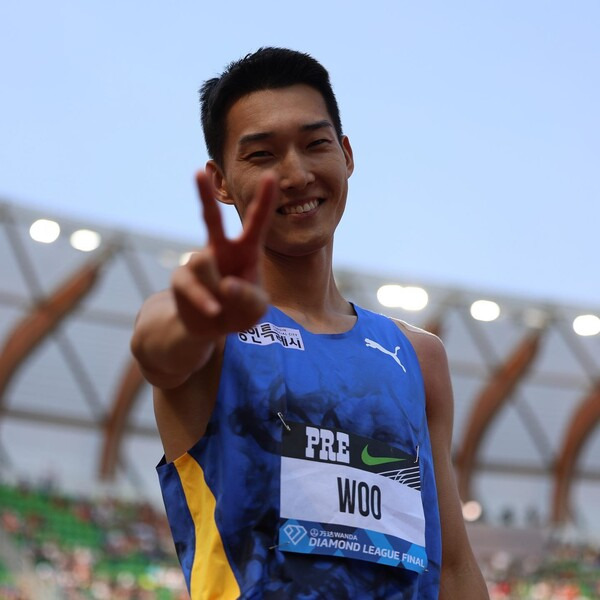 17일(한국시간) 미국 오리건주 유진 헤이워드 필드에서 열린 '2023 세계육상연맹 다이아몬드리그 파이널' 남자 높이뛰기에서 '라이벌' 주본 해리슨(미국·2m33) 등을 제치고 개인 실외 최고 기록인 2m35를 작성하며 우승을 차지한 우상혁. 사진┃세계육상연맹 공식 SNS