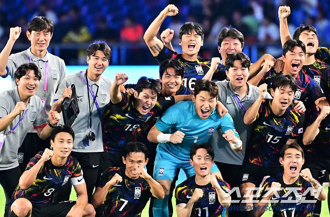 남자 축구대표팀이 1일 오후 중국 항저우 황룽스포츠센터에서 항저우아시안게임 중국과 8강 경기를 펼쳤다. 대한민국이 중국에 2-0 승리했다. 경기 종료 후 기쁨 포즈를 취하고 있는대표팀 선수들. 항저우(중국)=송정헌 기자songs@sportschosun.com/2023.10.01/