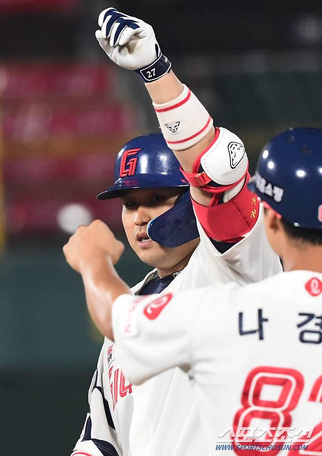 12일 부산사직구장에서 열린 롯데와 NC의 경기, 롯데 유강남이 7회말 2사 2,3루에서 2타점 동점 적시타를 치고 있다. 부산=최문영 기자deer@sportschosun.com /2023.09.12/