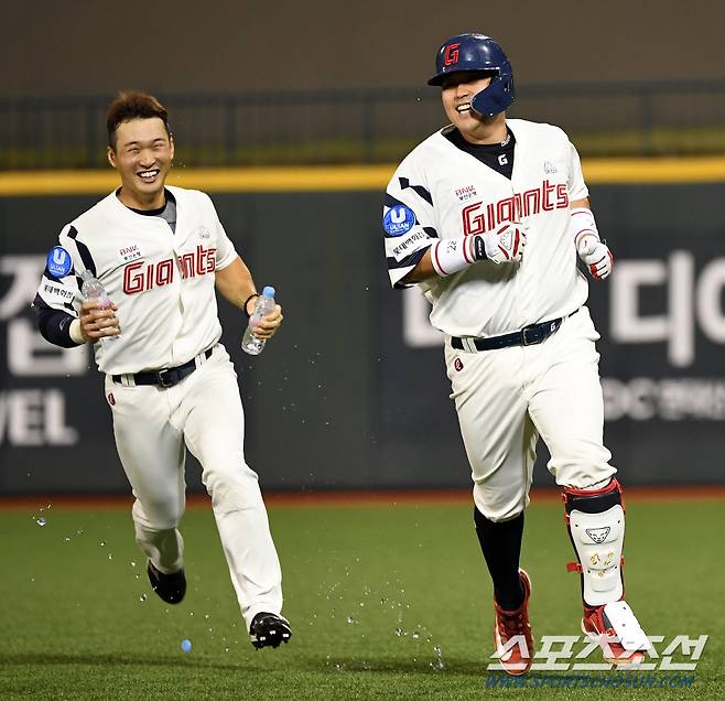 2023 KBO리그 롯데 자이언츠와 삼성 라이온즈의 경기가 7일 울산 문수야구장에서 열렸다. 연장 11회말 2사 1,2루 롯데 유강남이 끝내기 안타를 날린 뒤 환호하고 있다. 울산=박재만 기자pjm@sportschosun.com/2023.09.07/