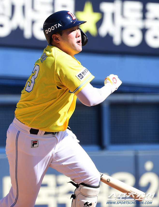 29일 잠실야구장에서 열린 키움과 두산의 경기, 두산 양석환이 1회말 1사 만루에서 투구앞 2타점 2루타를 치고 있다.  잠실=최문영 기자deer@sportschosun.com /2023.10.02/