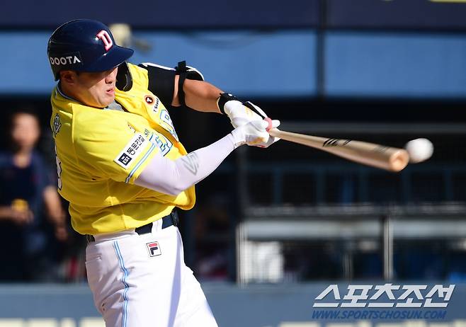 2일 잠실야구장에서 열린 키움과 두산의 경기, 두산 양석환이 5회말 1사후 유격수 방향 내야안타를 치고 있다.  잠실=최문영 기자deer@sportschosun.com /2023.10.02/