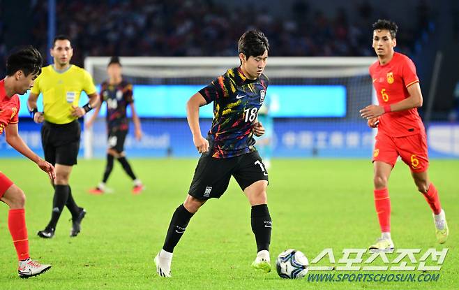 남자 축구대표팀이 1일 오후 중국 항저우 황룽스포츠센터에서 항저우아시안게임 중국과 8강 경기를 펼쳤다. 2대1 패스로 돌파를 시도하는 이강인. 항저우(중국)=송정헌 기자songs@sportschosun.com/2023.10.01/